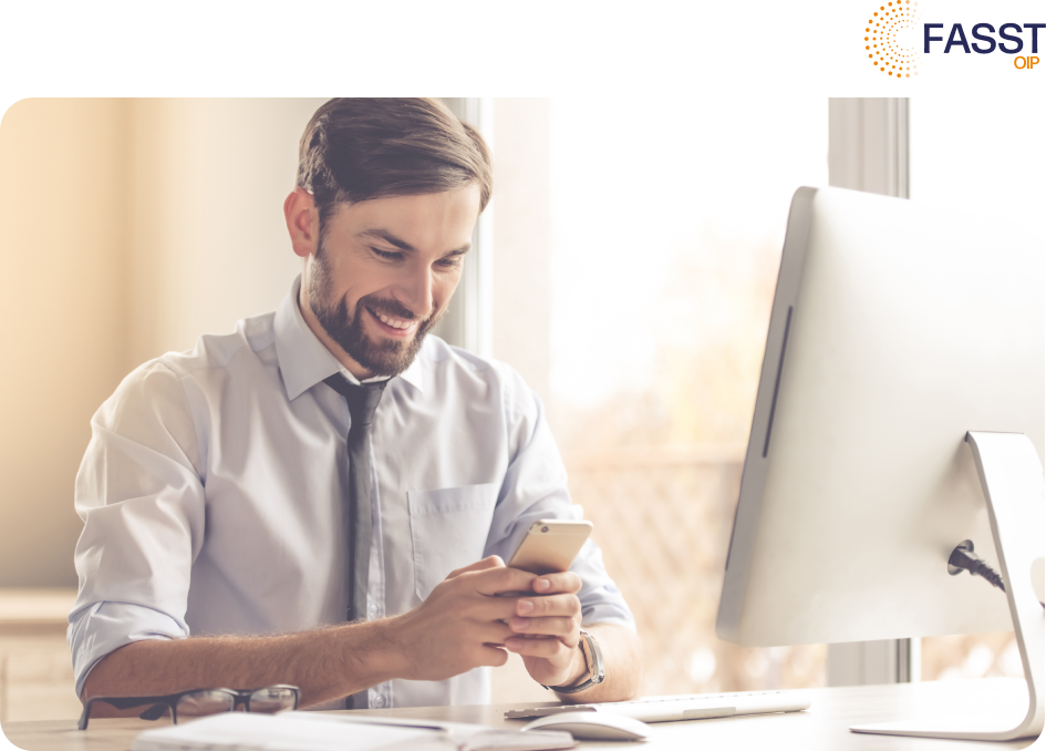 Professionnels en réunion travaillant sur un parcours de souscription digitalisé avec la solution OIP, l'Open Insurance Platform de FASST