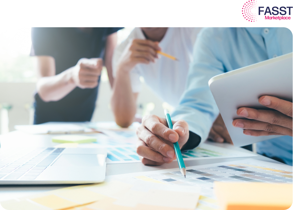 Des professionnels de l’assurance configurent des modules digitaux avec la Marketplace FASST pour optimiser la vente en ligne de leur offre assurance