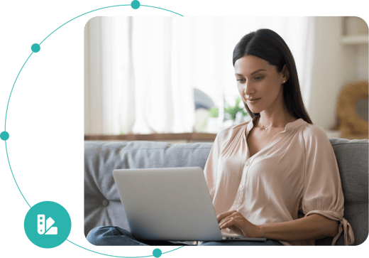 Femme personnalisant un document sur ordinateur à domicile via l’interface FlexiDocs.