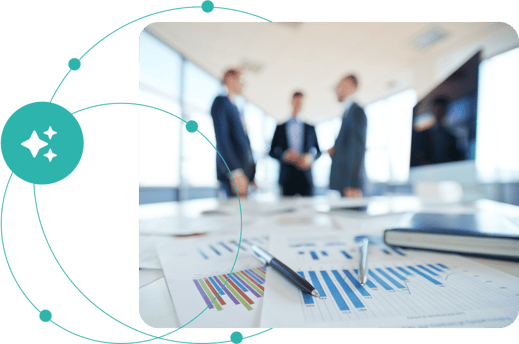 Trois professionnels en discussion dans une salle de réunion avec des graphiques d’analyse comparée de produits d’assurance générés par FlexiProduct