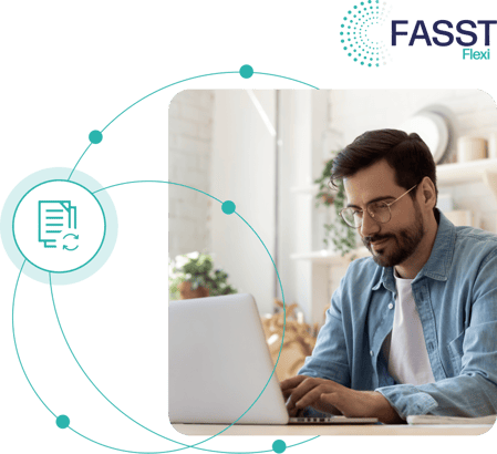 Professionnel de l'assurance qui utilise Flexi, la plateforme modulaire de FASST depuis son ordinateur portable pour créer et personnaliser ses offres