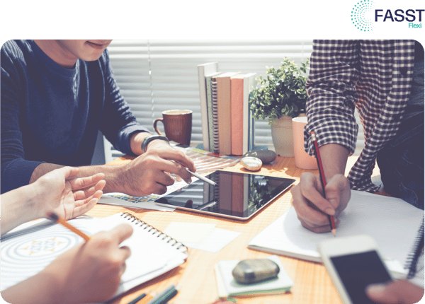 Professionnels en réunion utilisant des outils numériques pour gérer les documents d’assurance avec FlexiDocs