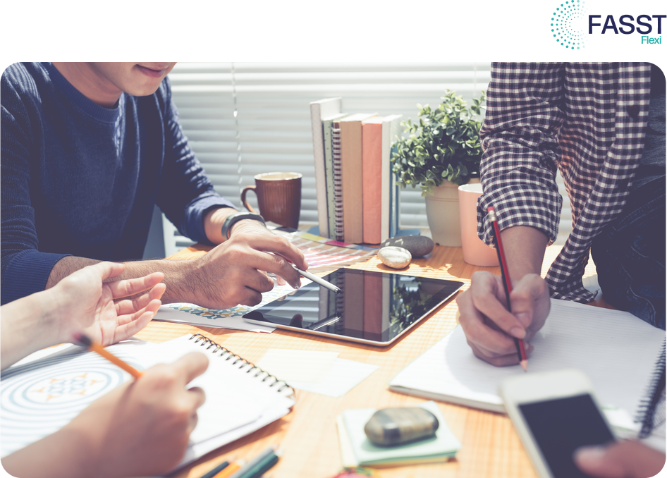 Professionnels en réunion utilisant des outils numériques pour gérer les documents d’assurance avec FlexiDocs