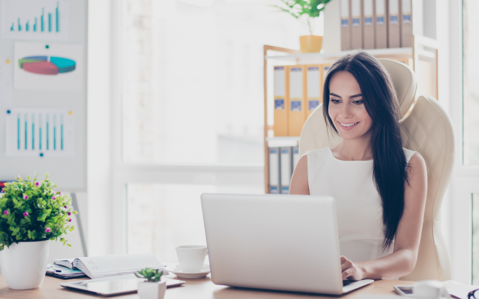 Conseillère en assurance qui utilise une solution digitale de protection sociale individuelle pour conseiller son client - hub individuel fasst