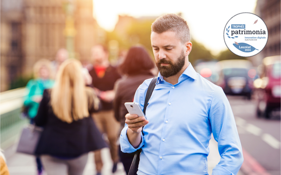 Conseiller patrimonial qui utilise son CRM de gestion de son activité patrimoniale sur smartphone – HUB Patrimoine FASST
