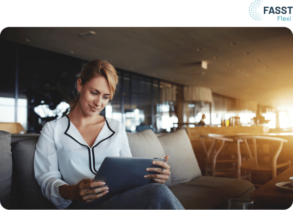 Femme en rendez-vous professionnel préparant ses offres d’assurance sur une tablette avec FlexiProduct