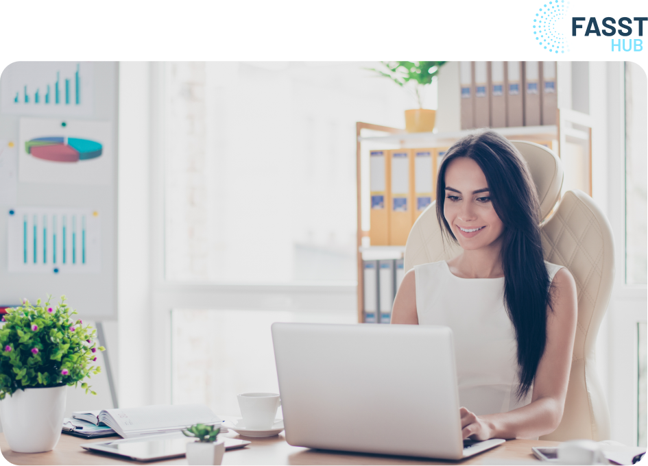 Conseillère en gestion sociale utilisant la plateforme digitale de protection sociale : le HUB Individuel FASST