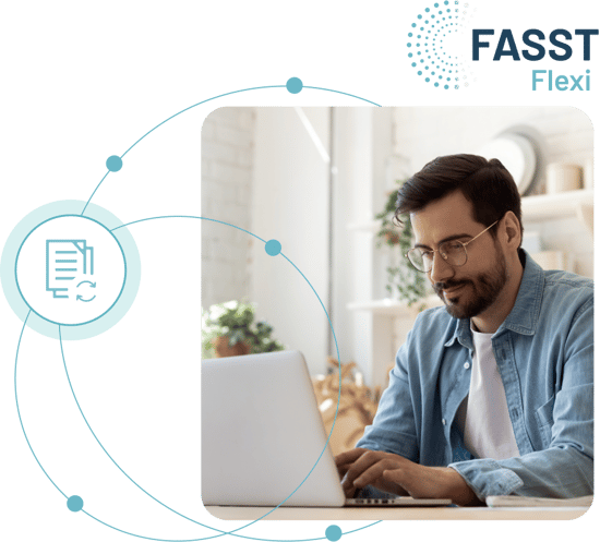 Professionnel de l'assurance qui utilise Flexi, la plateforme modulaire de FASST depuis son ordinateur portable pour créer et personnaliser ses offres