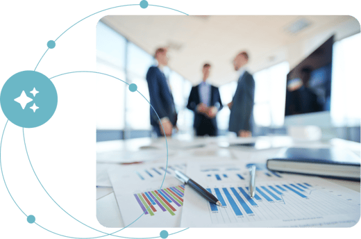 Trois professionnels en discussion dans une salle de réunion avec des graphiques d’analyse comparée de produits d’assurance générés par FlexiProduct