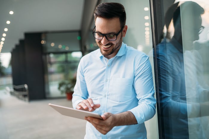 Conseiller qui utilise les interfaces du HUB FASST pour présenter les modules Patrimoine, Collectif et Individuel à son associé