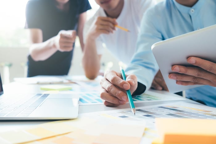 Conseiller devant une interface de gestion de produits d’assurance dans la marketplace FASST