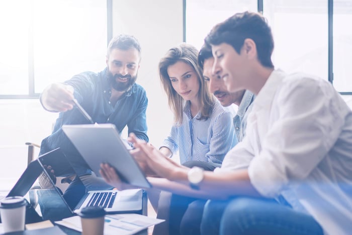 Conseiller qui fait un zoom sur un module dans les services numériques FASST