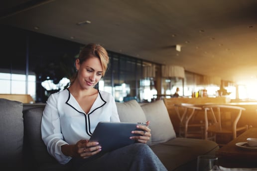 Professionnelle utilisant FlexiProduct pour configurer ses offres d'assurance sur une interface digitale intuitive